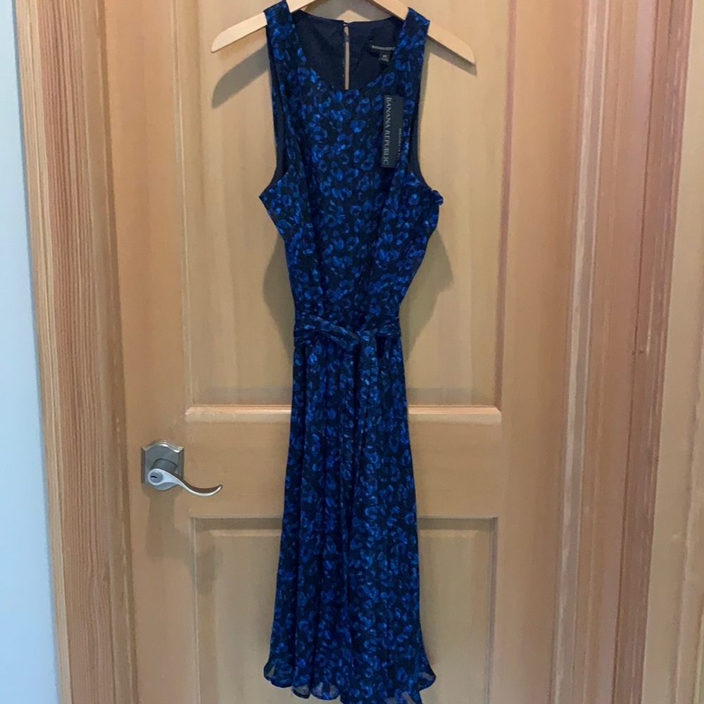 Dress with tie at waist